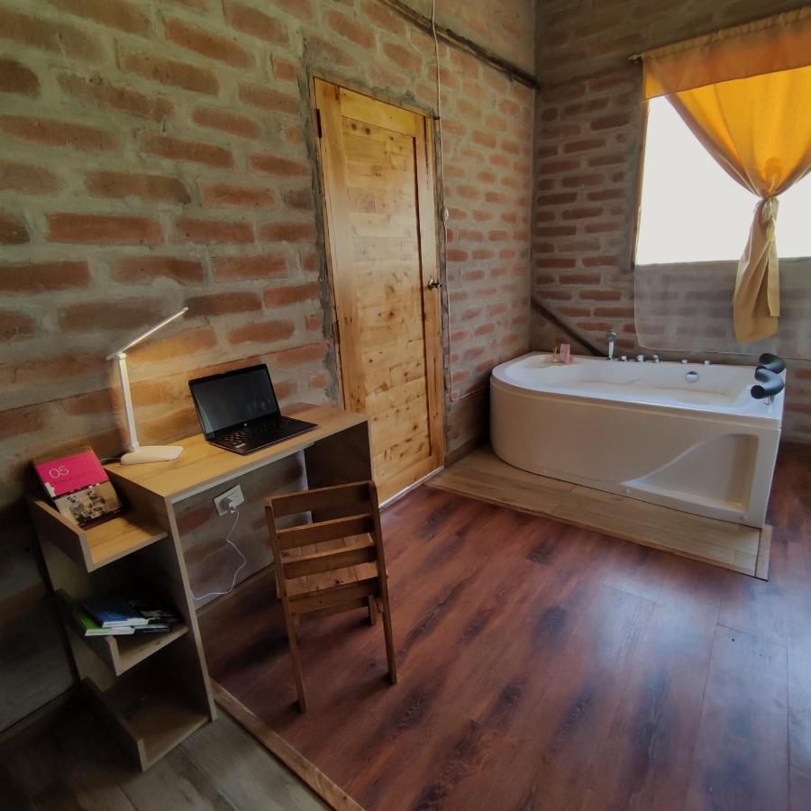El Castillo Del Lobo Pululahua Bed & Breakfast Quito Ngoại thất bức ảnh