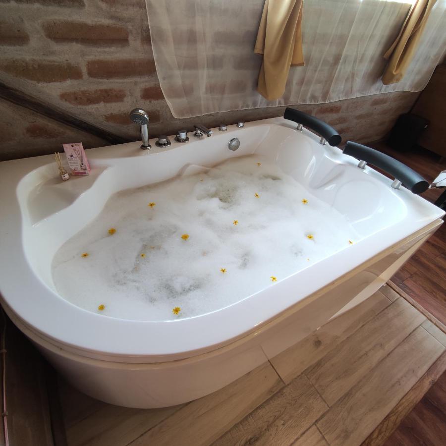 El Castillo Del Lobo Pululahua Bed & Breakfast Quito Ngoại thất bức ảnh