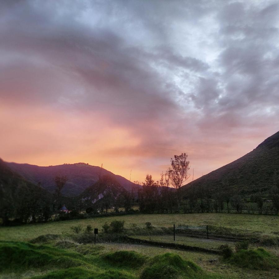 El Castillo Del Lobo Pululahua Bed & Breakfast Quito Ngoại thất bức ảnh